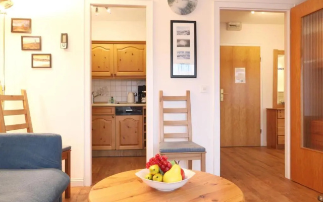 Freundliches 2-Zimmer-Appartement mit Kieferneinrichtung und einem Balkon.