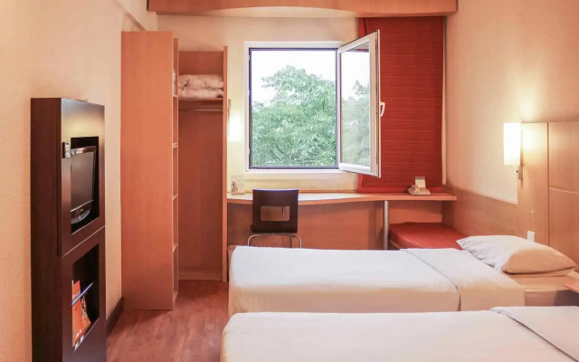 ibis Ya'an Langqiao