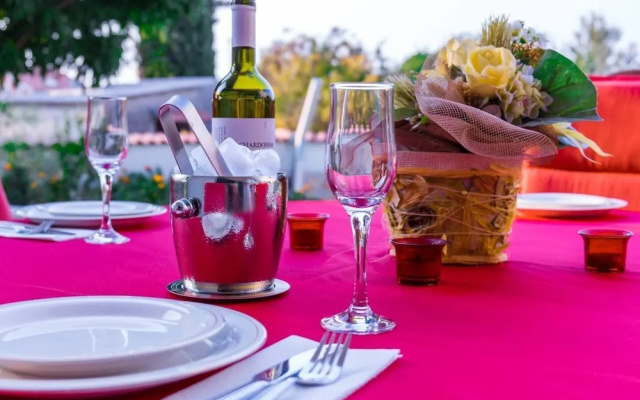 4 Bed Villa Sleeps 9 - Pool, Pets, Garden, Parking
