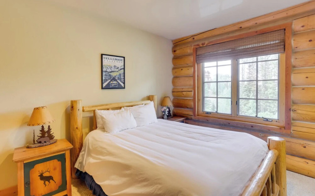 Ski-in/ski-out Mountain Village Condo w/ Hot Tub!