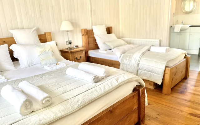 Holiday Lettings Beech Lodge - Stunning 6-bed King