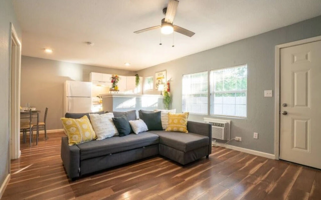 King Bed Retreat Fast Wifi Gated Complex