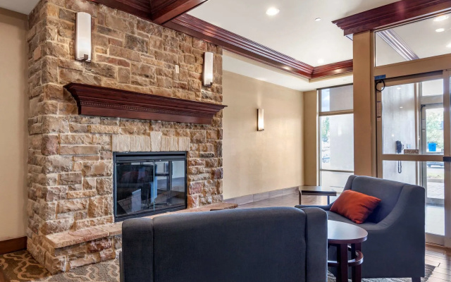 Holiday Inn Express & Suites Milwaukee Nw Park Place by IHG