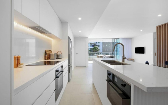 Luxury 2BR Palm Beach Apartment