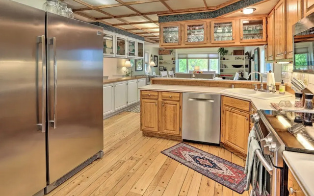 Vibrant 3BR Near Downtown w/ Fireplaces