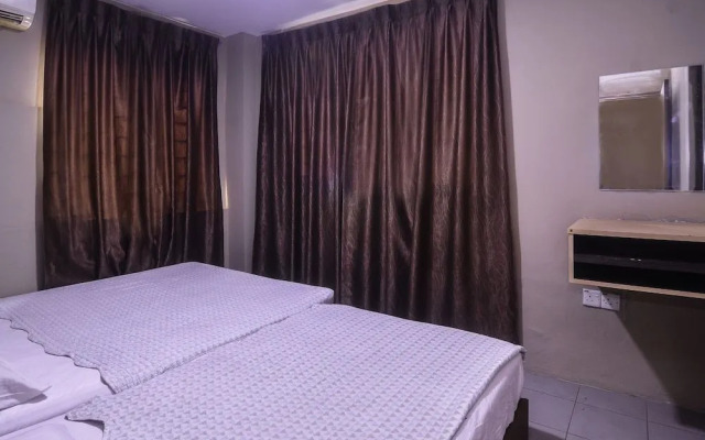 Oyo 89630 Hilltop Room