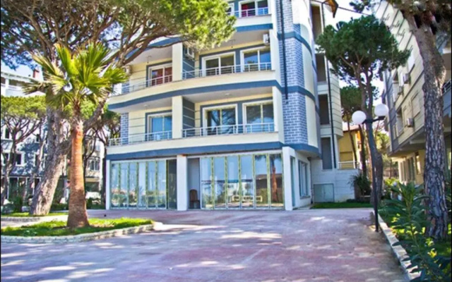 Mali i Robit Beachfront Apartment
