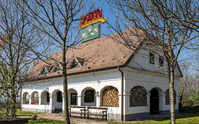 Gastland M1 Hotel & Conference Center