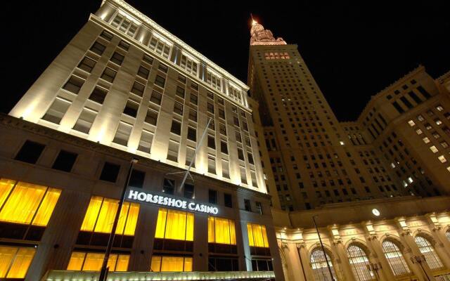 Отель Crowne Plaza Cleveland South-Independence вид на фасад