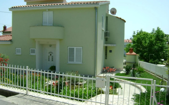 Zdene - With Parking - SA2