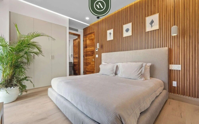 Luxury 2 BR Condo With Dream Pools - Beach - Art