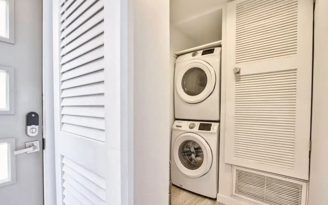 78155c37 1 Bedroom Condo