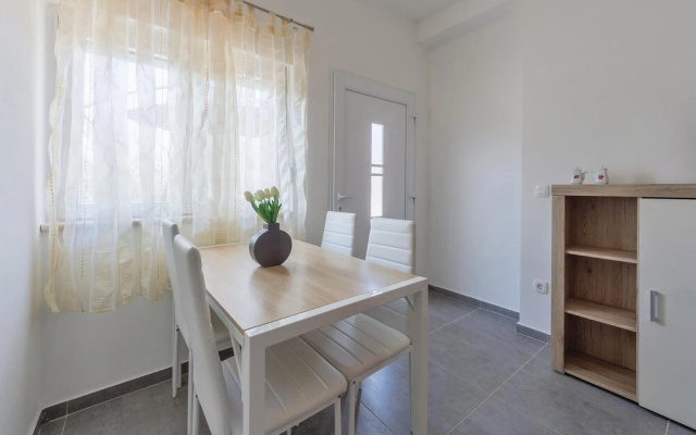 Stunning Home in Novigrad With Wifi and 2 Bedrooms