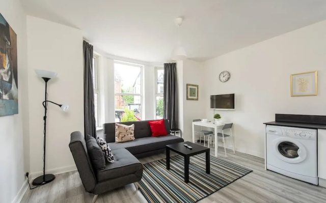 Modern Sleeps 5 - 1BR Home in Manchester