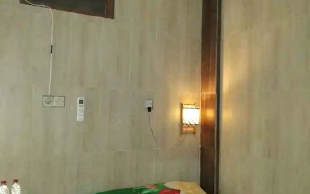 Budget Room near Stasiun Tugu at Losmen Mawar