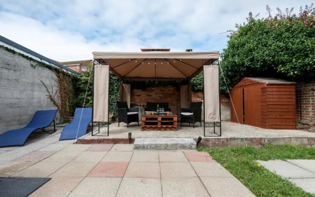 1-Bedroom Apartment with a Private Garden, beach 5-min walk