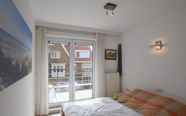 Apartment on Zeedijk With Sea View