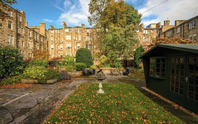 Elegant 3-Bedroom Flat in West End