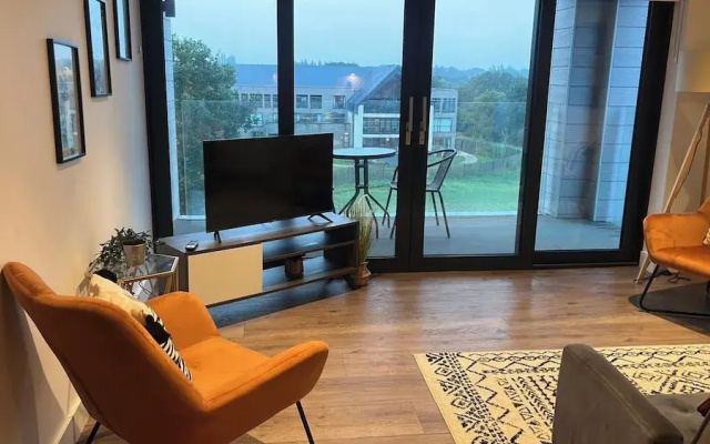 Balcony View Apartment- Sleeps 5 & Private Parking