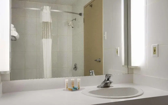Travelodge Hotel by Wyndham Montreal Airport