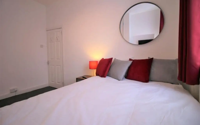 Three Bedroom Townhouse - Free Local Parking - by PROPERTY PROMISE