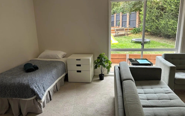 Curtin Cozy 2-bedroom House Near Canberra Hospital