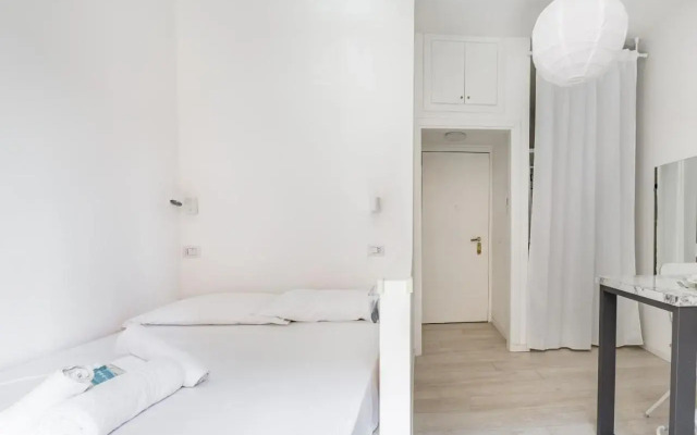 Guesthost - Bright Apt 600mt From Viale Zara!