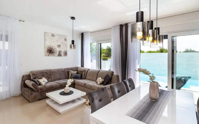 Villa in Zaton With Swimming Pool