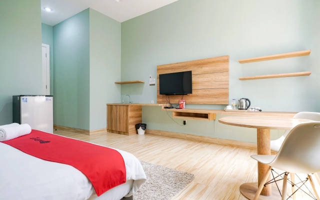 RedDoorz Premium near RS Pondok Indah