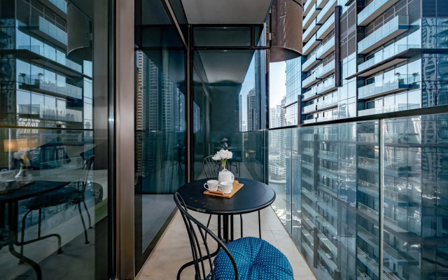 Unique bright studio with balcony in Marina Gate