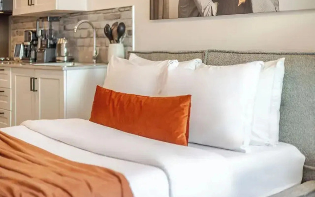 Theatre Hotel by Lodgo