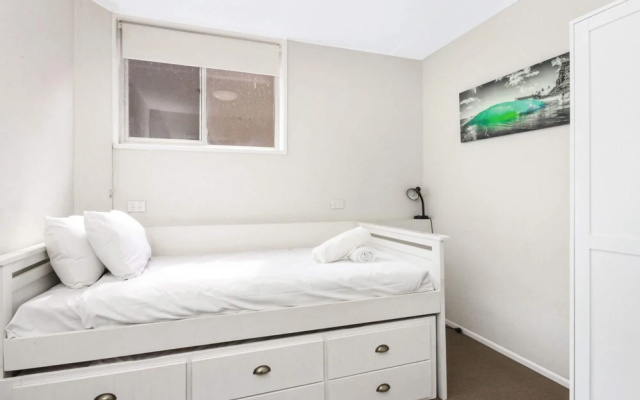 Bright 2 Bedroom Apartment in Burleigh Beach