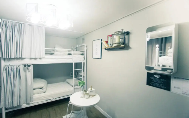 Travelholic Guesthouse - Hostel