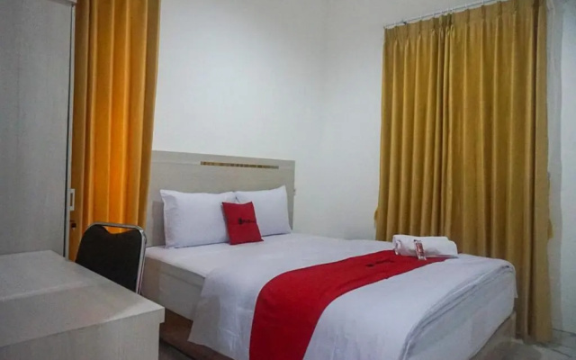 RedDoorz near Araya Family Club House
