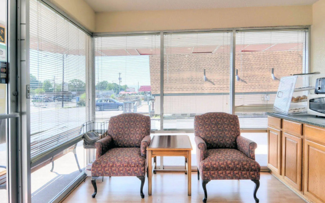 Econo Lodge Near Motor Speedway