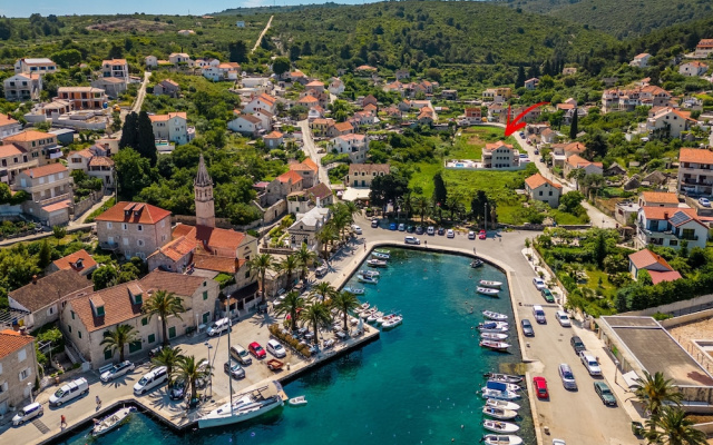 Janie in Splitska With 4 Bedrooms and 2 Bathrooms
