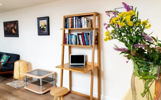 Bright Apartment With Patio Garden, No Deposit