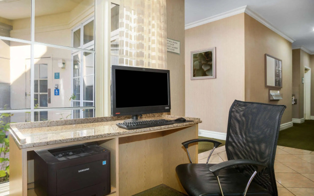 La Quinta Inn & Suites by Wyndham Austin Southwest