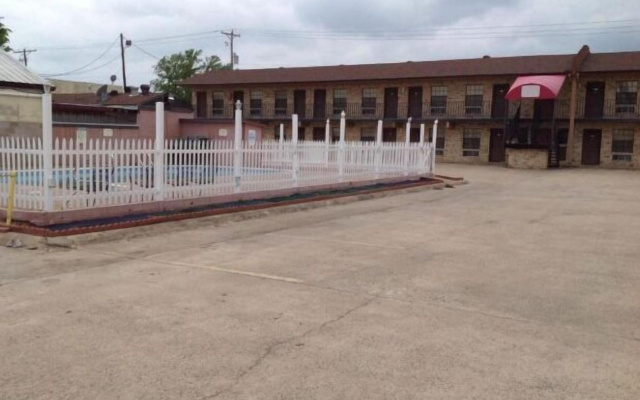 Econo Lodge Inn & Suites