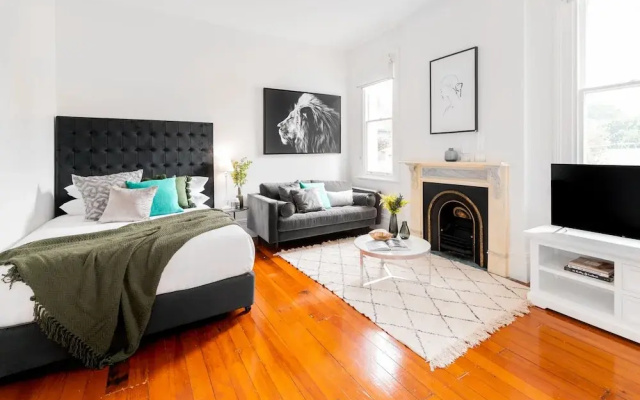 Cosy Nook In Inner-city Victorian Mansion