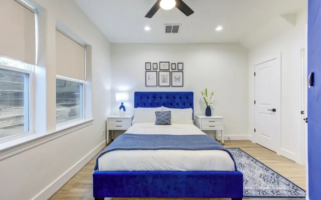 Modern Cozy Home with King Bed
