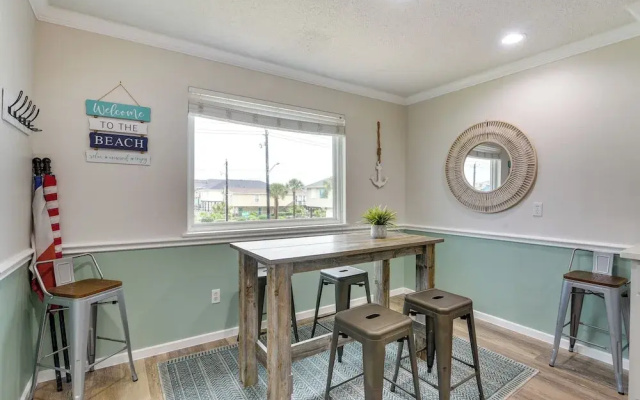 < 1/2 Mi to Beach! Hot Tub Haven in Galveston