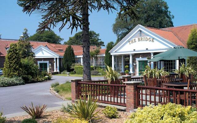 Отель The Bridge Hotel and Spa Великобритания, Уэзерби - отзывы, цены и фото номеров - забронировать отель The Bridge Hotel and Spa онлайн вид на фасад