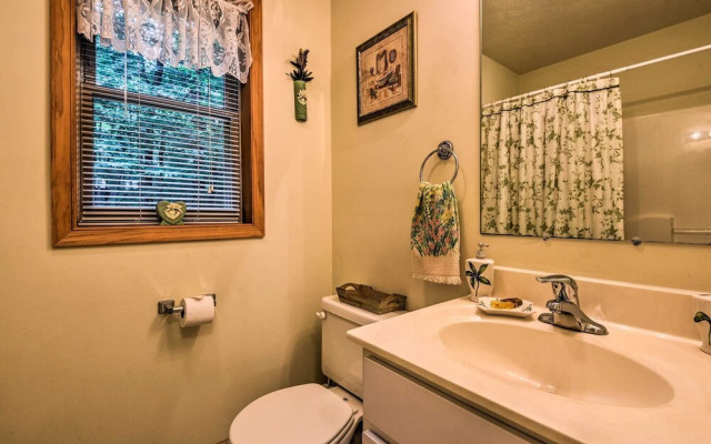 Pocono Mountain Home w/ 3 Community Lakes!