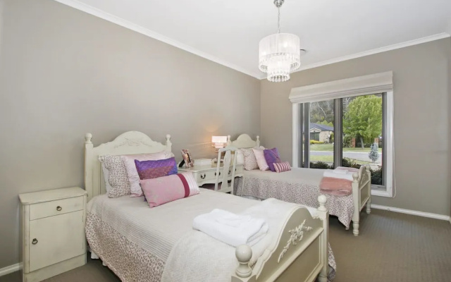 Collins Retreat - 4 Bedroom home with Pool