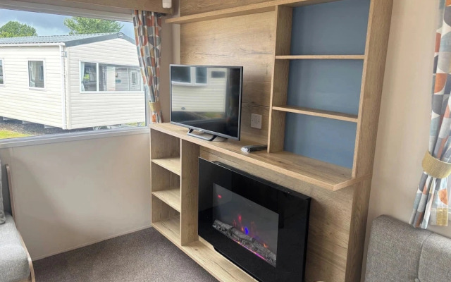Caravan Sleeps 5 - Decking, Parking, Pet Friendly