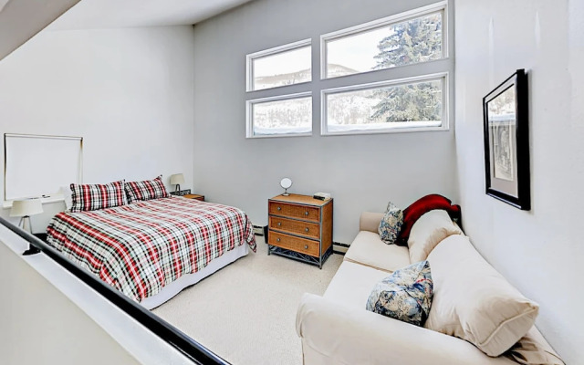 3BR w/ Fireplace, Pool, & Hot Tub