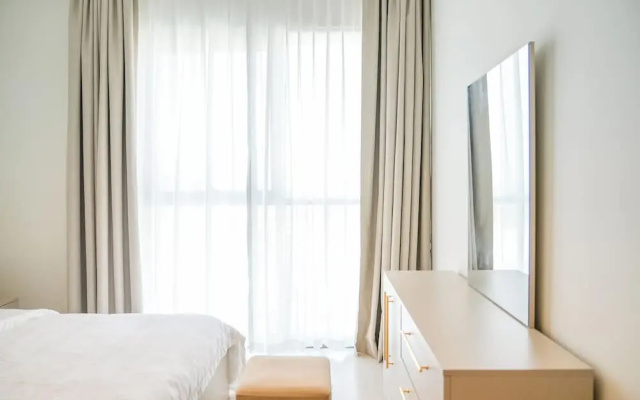 Yogi - Elegant Apartment With Balcony Amidst Vibrant Area