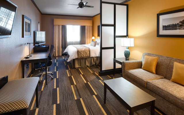 Best Western Plus Emerald Inn & Suites