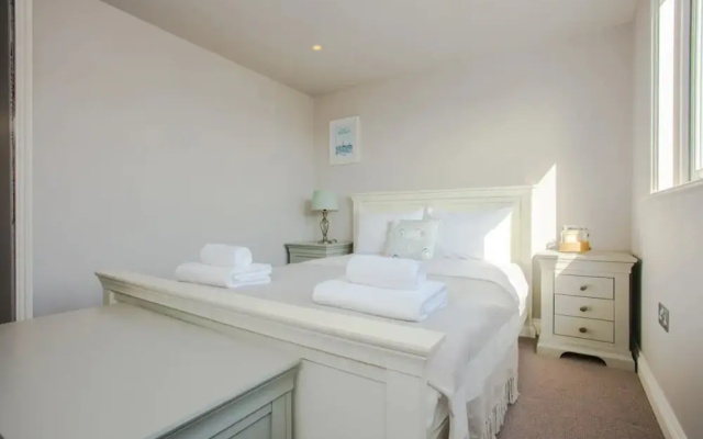 Classic and Elegant 3 Bedroom Apartment With Private Garden